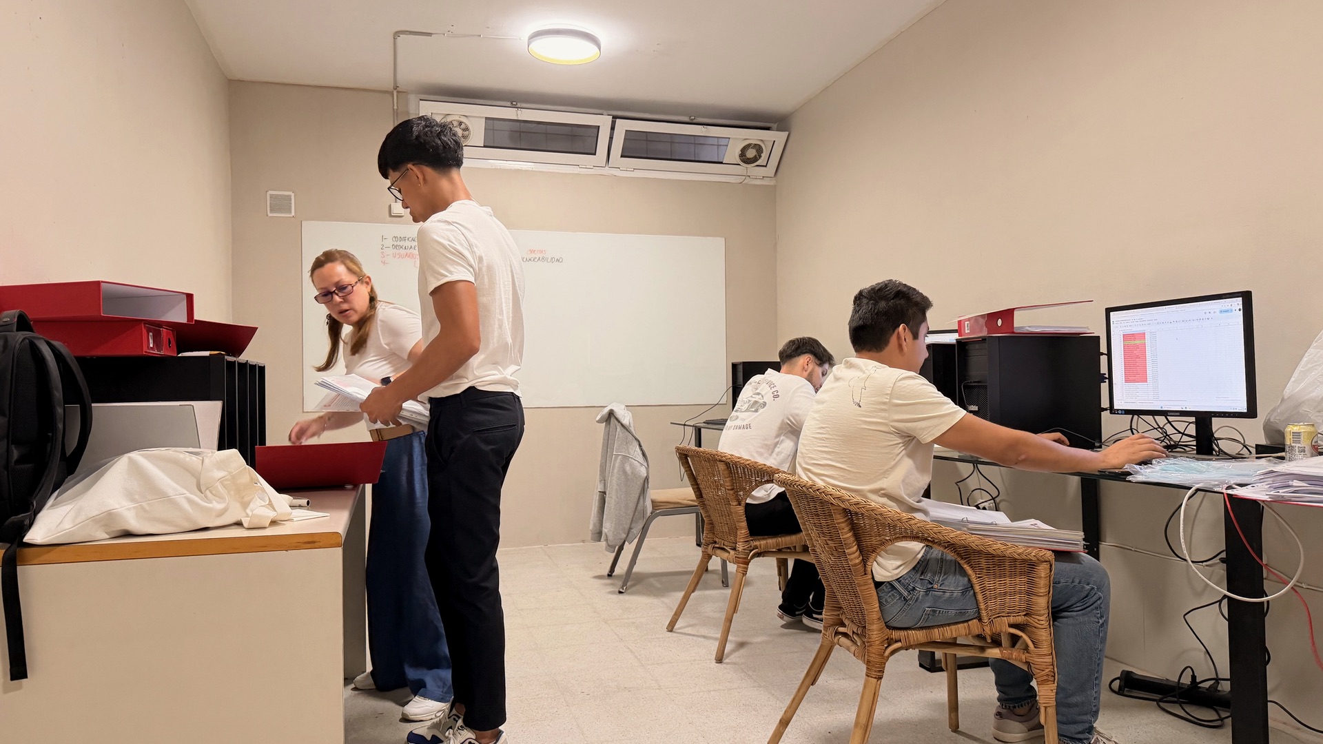 Grupo de participantes aprendiendo en un aula